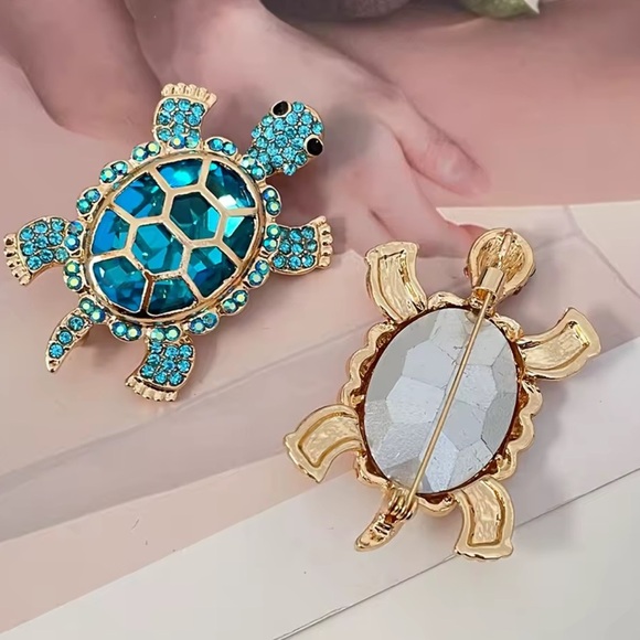 Green Turtle Crystal Brooch - Picture 3 of 9